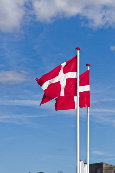 Banderas danesas expuestas al viento
 - Foto, Imagen