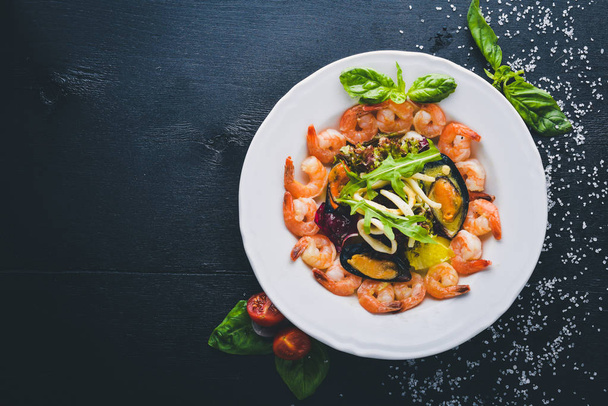 Seafood salad, mussels, shrimps - Fotoğraf, Görsel