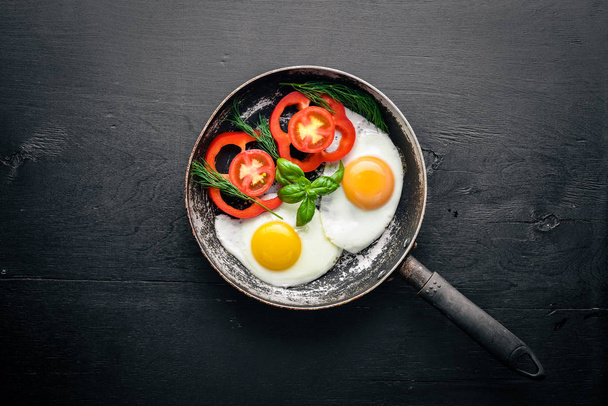 Gebakken eieren met kruiden en groenten - Foto, afbeelding