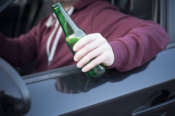Betrunkener fährt Auto und trinkt - Foto, Bild