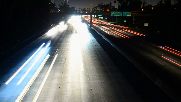 Idő telik el a forgalom felé Los Angeles City, éjjel - Felvétel, videó