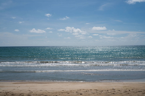 plage et mer avec ciel bleu - Photo, image