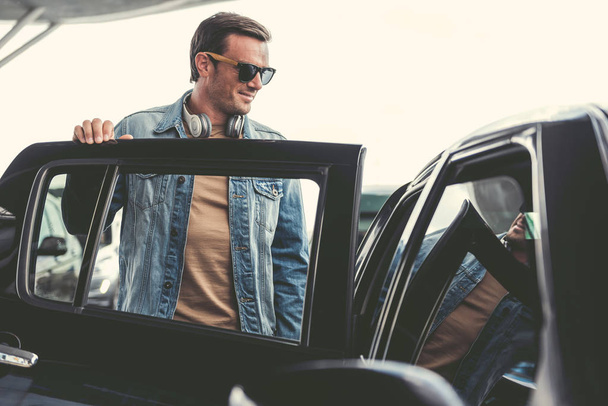 Happy guy is standing near automobile - Foto, imagen