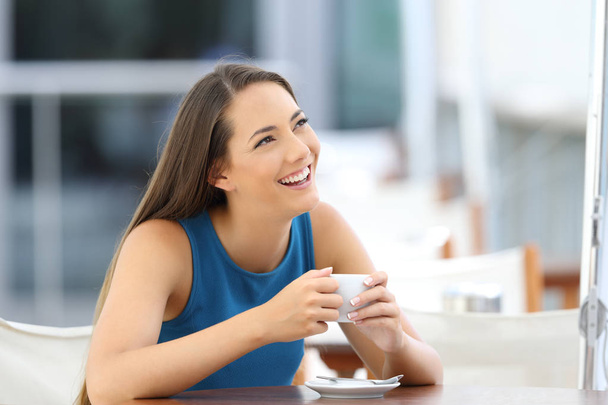 Vrouw die dagdromen in een koffieshop - Foto, afbeelding