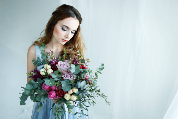 noiva em um vestido azul com buquê
 - Foto, Imagem