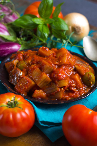 Лучшая итальянская еда - сицилийская капоната с баклажанами, помидорами, луком, чесноком и травами, здоровой вегетарианской пищей
 - Фото, изображение
