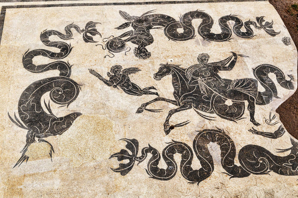Anfitrite montando um hipocampo - detalhe do mosaico de Netuno em t
 - Foto, Imagem