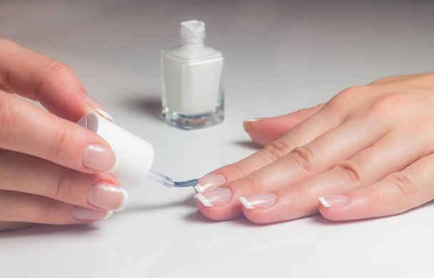 Manicure. French manicure. Nail polish.Paint your nails. - Foto, Bild