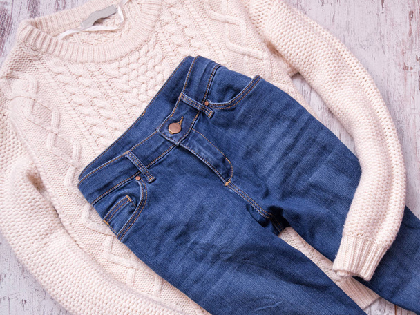 Pull blanc et jean sur fond bois. Concept à la mode, vue de dessus
 - Photo, image