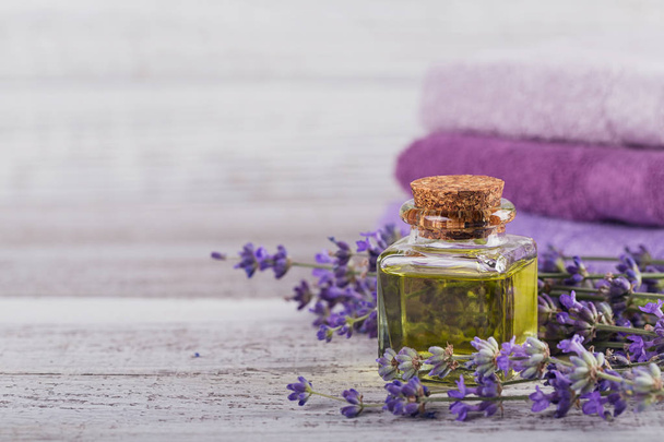 Flasche ätherisches Öl und frische Lavendelblüten - Foto, Bild