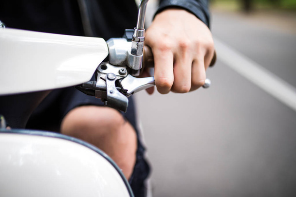 Οδήγηση μοτοσικλέτας, σε κοντινό πλάνο χέρι στο τιμόνι του σκούτερ - Φωτογραφία, εικόνα