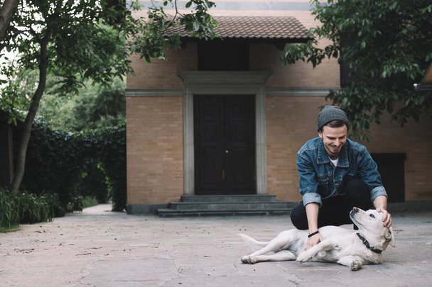 A guy with a dog - Fotoğraf, Görsel