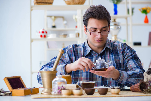 Szakmai tea szakértő kipróbálás új főzetek - Fotó, kép