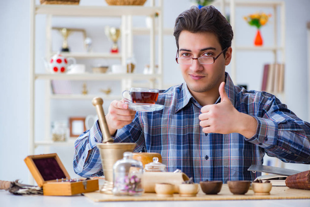 Szakmai tea szakértő kipróbálás új főzetek - Fotó, kép