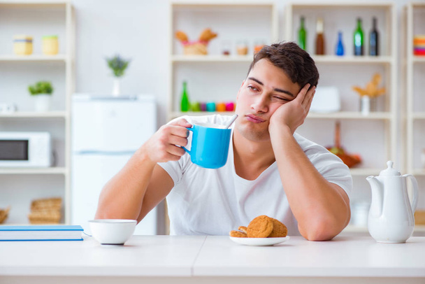 Homme s'endormir pendant son petit déjeuner après le travail supplémentaire - Photo, image