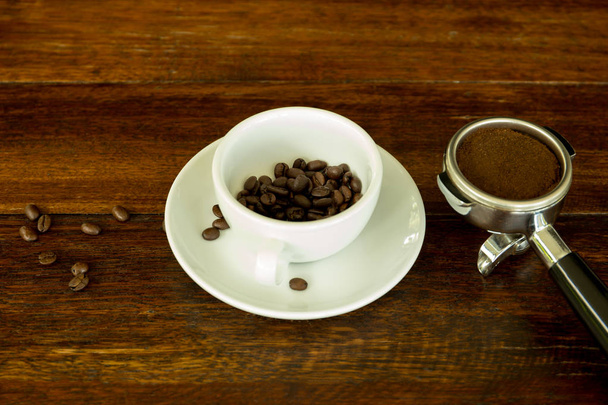 Концепция и идея Кубок с кофейных зерен и и кофе земли
  - Фото, изображение