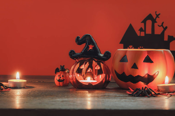 Jelentkezzen a dekoráció Happy Halloween fesztivál háttér concept.object a fogás vagy élvezet tál és a maple leaf dísz modern rusztikus barna fa otthoni irodai desk.the arca a pumpkin jack-o lámpa. - Fotó, kép
