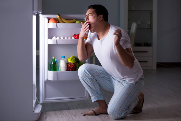 Muž u ledničky jí v noci - Fotografie, Obrázek