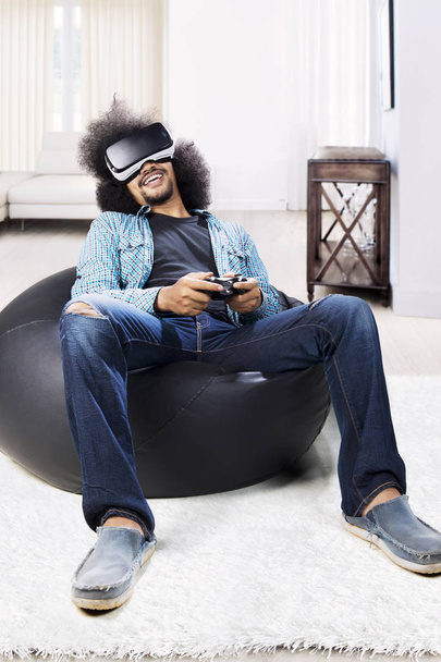African man with virtual reality glasses - Foto, Bild