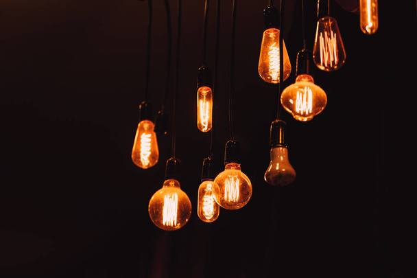 висячі тьмяний вінтажний стиль вольфрамової лампочки на темному тлі концепція освітлення стилю лофт
 - Фото, зображення