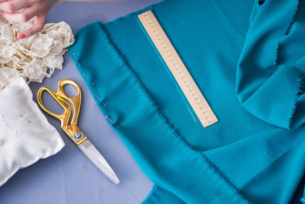 Mujer sastre trabajando en una costura de ropa que mide fa - Foto, imagen
