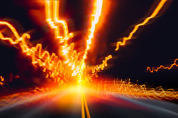 высокая скорость вождения автомобиля по дороге ночного шоссе с эффектом легкого движения след
 - Фото, изображение