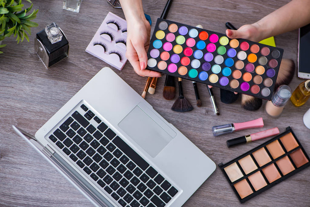 Blogueiro de moda com acessórios de maquiagem - Foto, Imagem