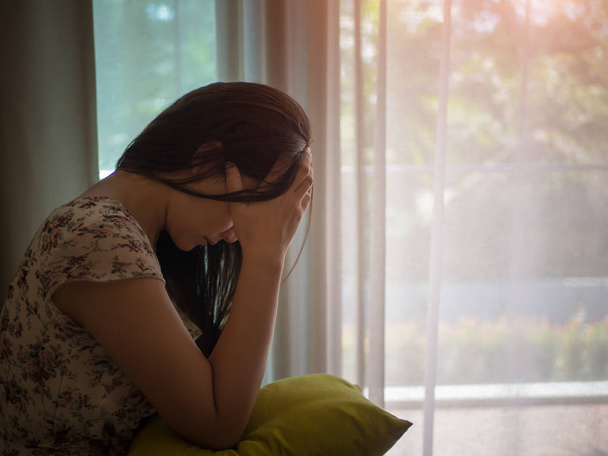 Fechar-se deprimida mulher chorando enquanto sentado sozinho no chão
. - Foto, Imagem