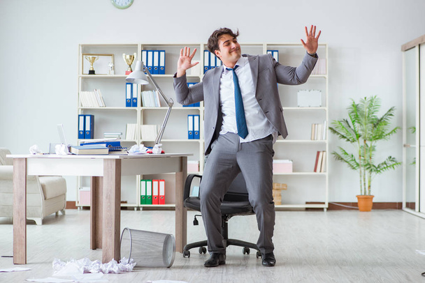 Empresário se divertindo fazendo uma pausa no escritório no trabalho - Foto, Imagem