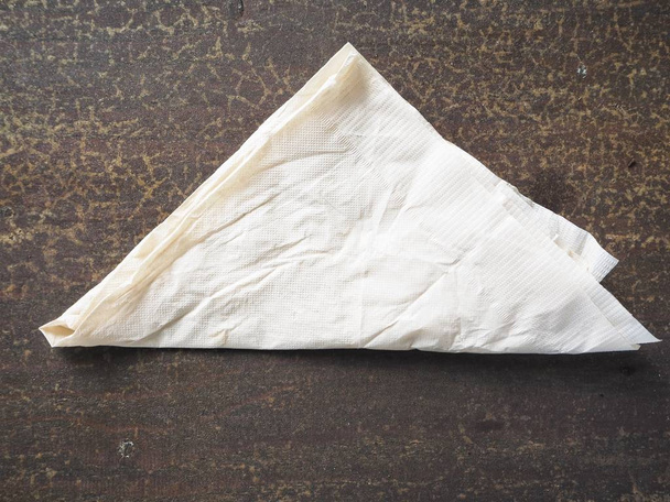 Montón de servilletas de papel sobre fondo de madera
 - Foto, imagen