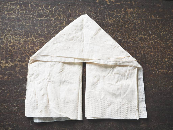 Montón de servilletas de papel sobre fondo de madera
 - Foto, imagen