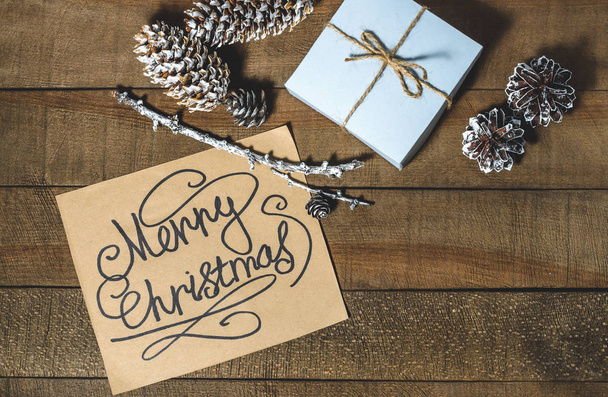 Коробки з подарунками, конуси, текст "Merry Christmas" - Фото, зображення