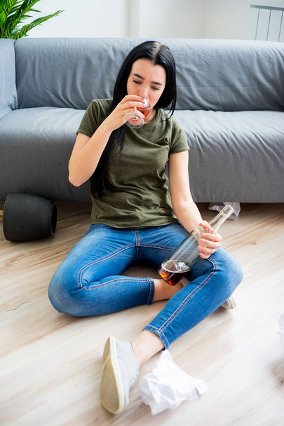 Alcohol addicted woman - Foto, afbeelding