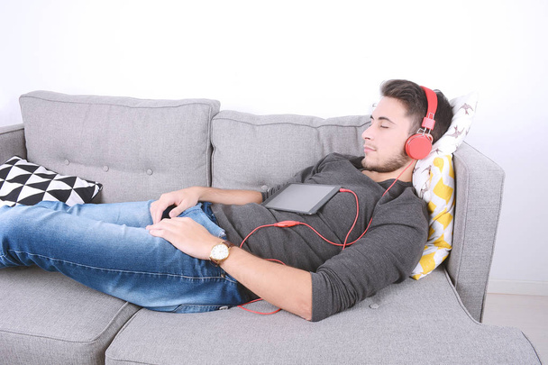 Man listening music with tablet. - Φωτογραφία, εικόνα