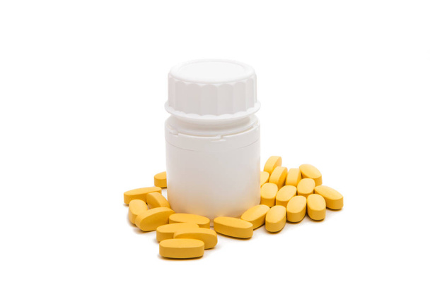 Gele tablet pillen geïsoleerd  - Foto, afbeelding