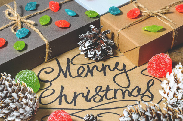Κουτιά με δώρα, κώνους, κείμενο «Καλά Χριστούγεννα», γλυκά και μαρμελάδες - Φωτογραφία, εικόνα