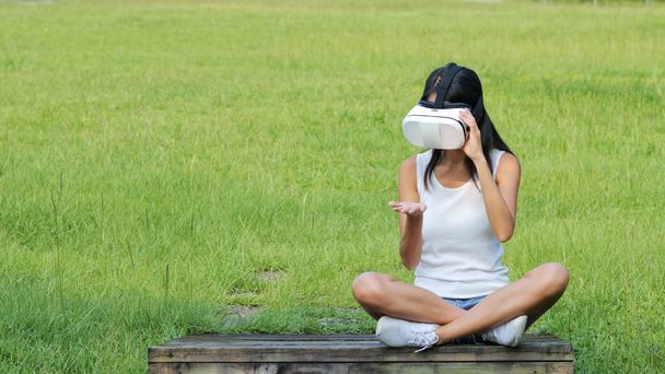 Femme regardant avec un appareil de réalité virtuelle
 - Photo, image