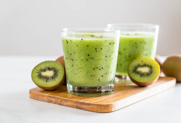 Healthy fresh kiwi smoothie in glass - Foto, Imagem