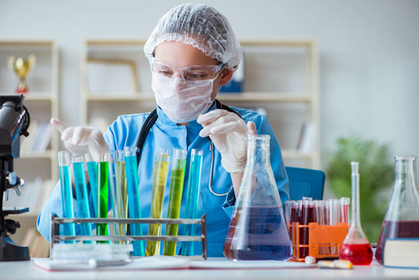 Исследовательница-женщина проводит эксперименты в лаборатории - Фото, изображение