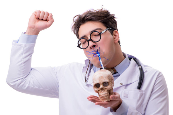 Médico engraçado com crânio isolado em branco
 - Foto, Imagem