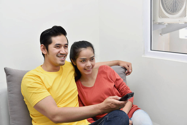 Asian couple watching television - Foto, Imagen
