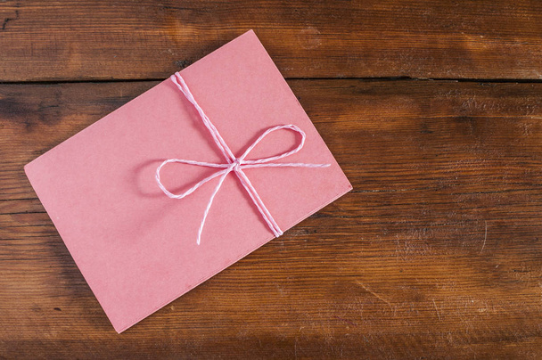 enveloppe lettre d'amour avec coeur rouge sur fond en bois
 - Photo, image