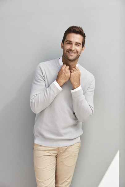 Vertrouwen Glimlachende man in grijze trui - Foto, afbeelding