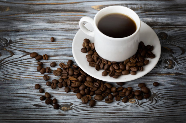 Coffee. A cup of coffee, coffee grains, fresh morning aroma, breakfast with coffee, coffee beans - Fotoğraf, Görsel