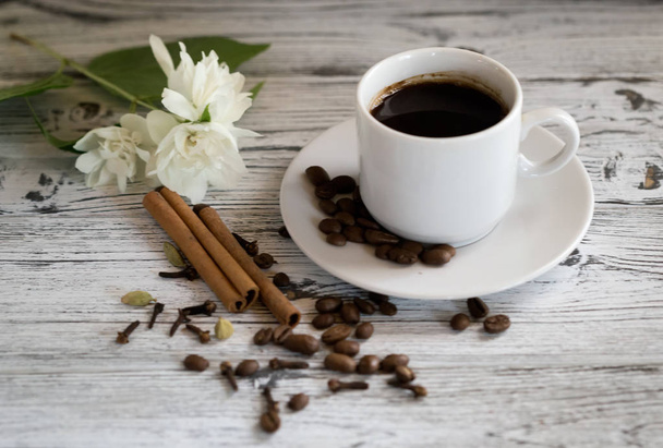 Coffee. A cup of coffee, coffee grains, fresh morning aroma, breakfast with coffee, coffee beans - Foto, Imagen