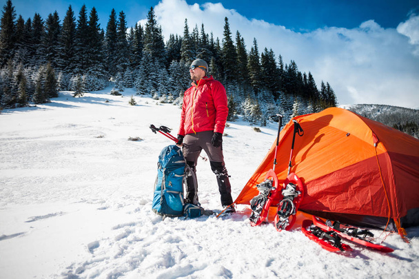 Bergsteiger sammelt einen Rucksack - Foto, Bild