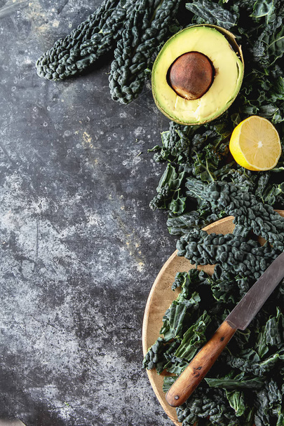 Fresh leaves of Kale salad with avocado, and lemon. Italian Cuis - Foto, afbeelding