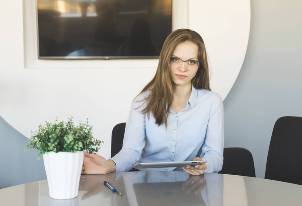 Business young woman holding a tablet pc in the office. - Fotoğraf, Görsel
