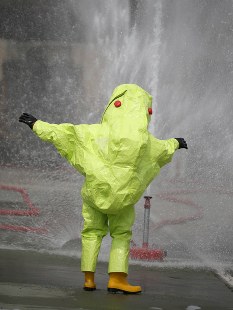 Persona con traje protector con sistema de filtrado de aire para respirar
 - Foto, Imagen