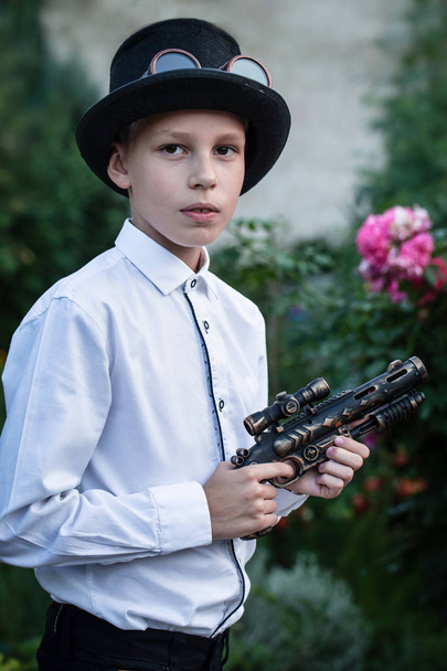 Portret van een steampunk-jongen - Foto, afbeelding